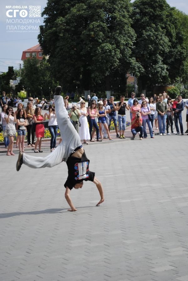 На День молоді в центрі Луцька билися, танцювали та змагалися. ФОТО